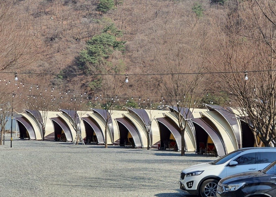 나란히 선 객실